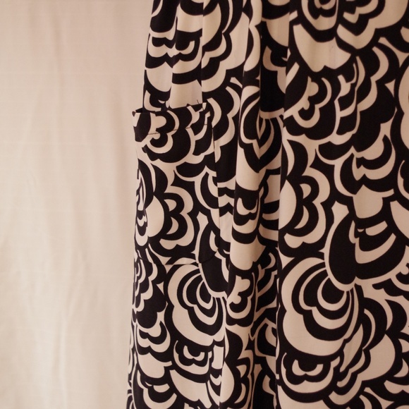 Tahari Stretch Short Sleeve Dress w/Front Pockets- Sz. Sm - Picture 2 of 4